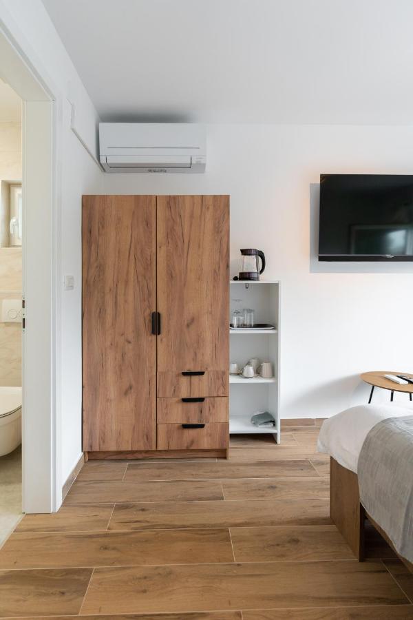 Number One Apartments Vir Exterior foto