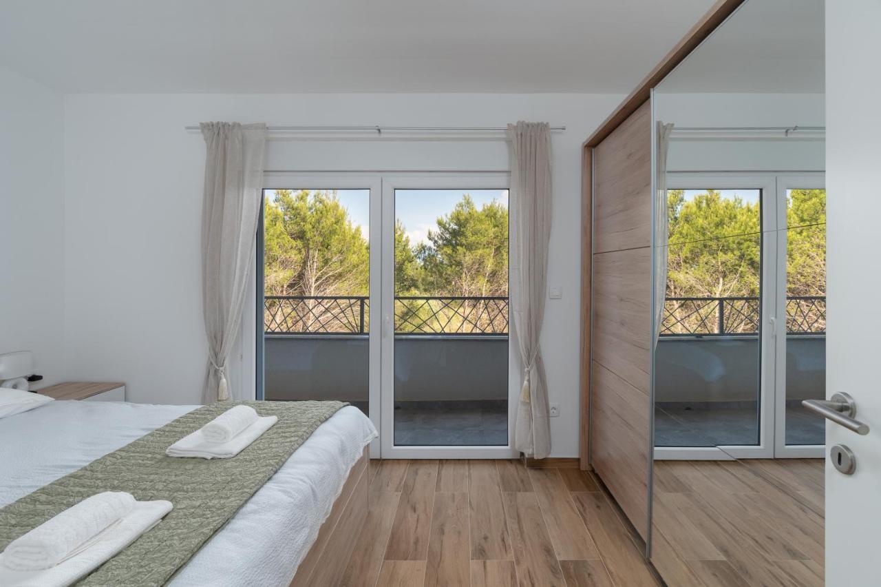 Number One Apartments Vir Exterior foto