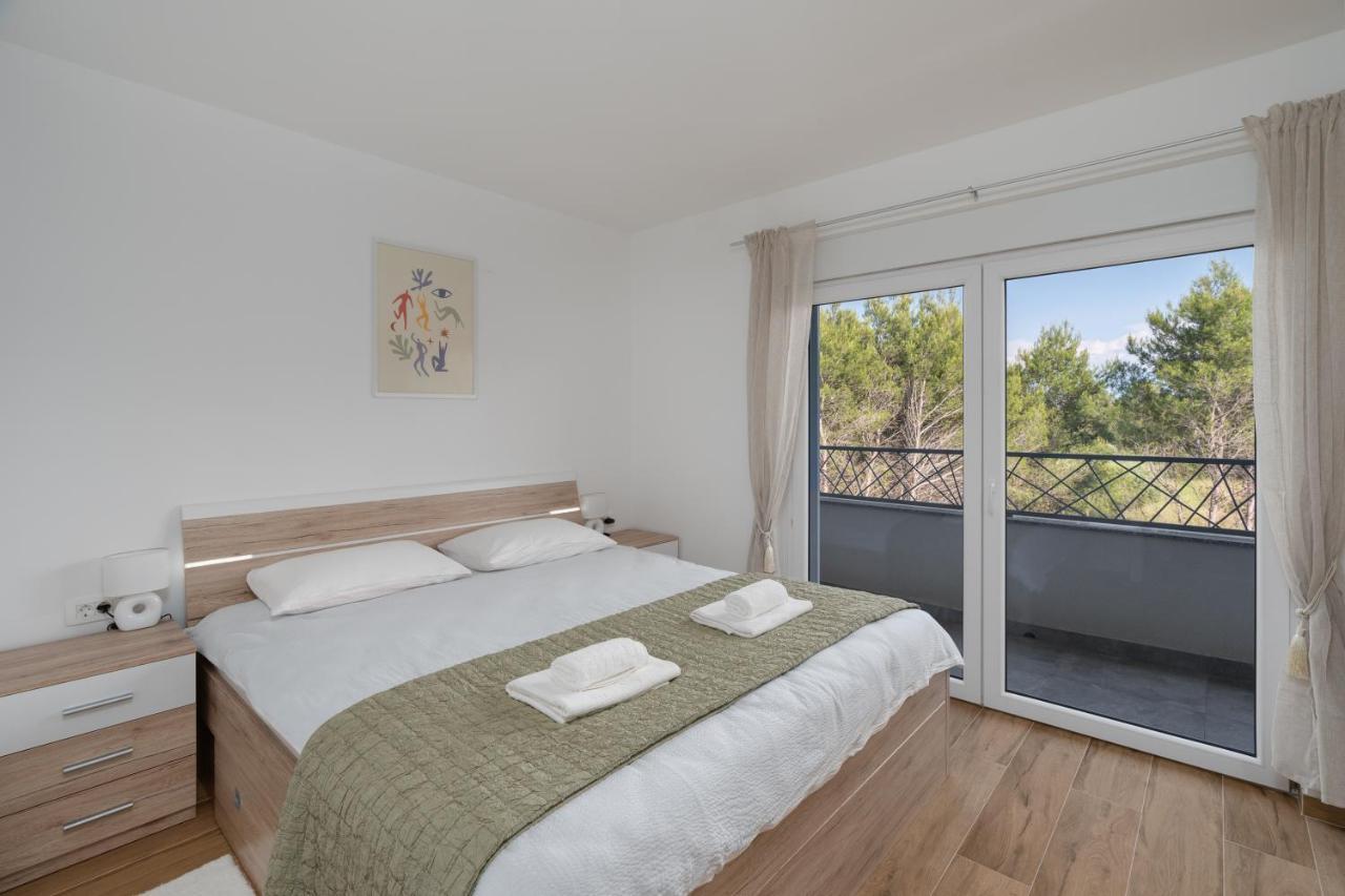 Number One Apartments Vir Exterior foto