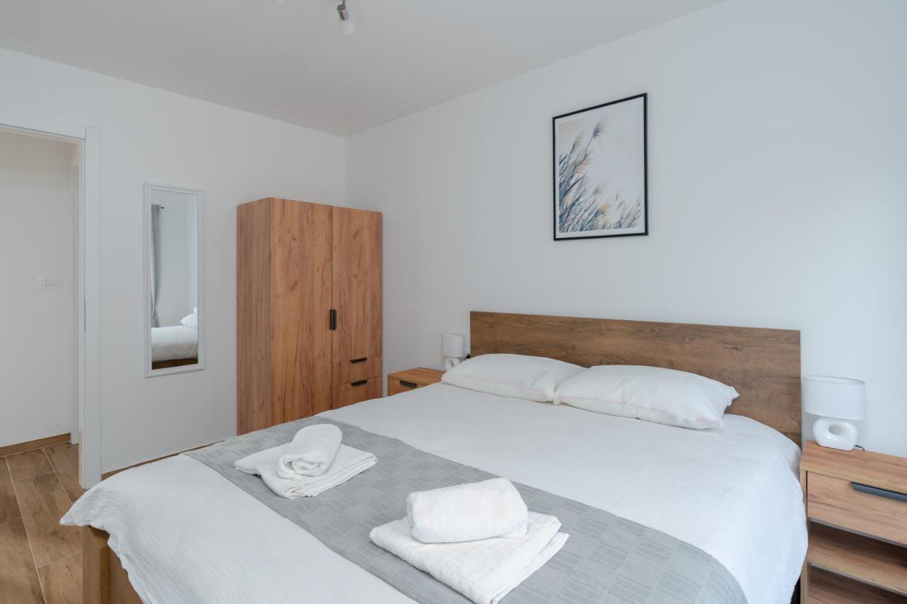 Number One Apartments Vir Exterior foto