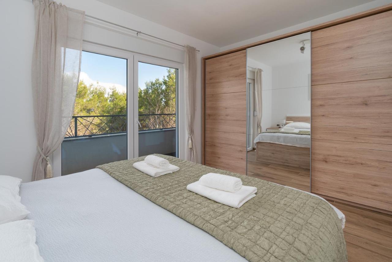 Number One Apartments Vir Exterior foto